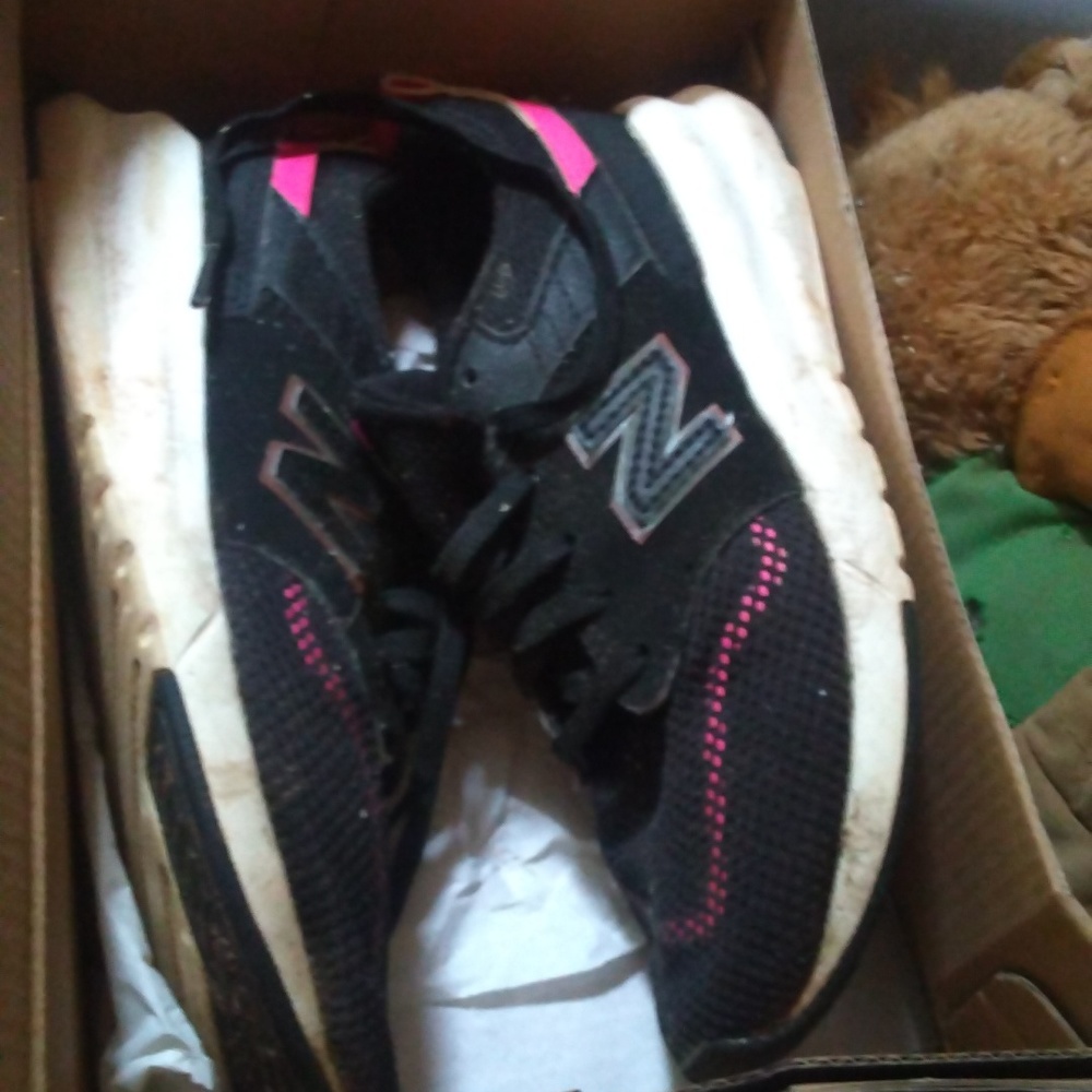 New balance girls size 3 shoes used good condition